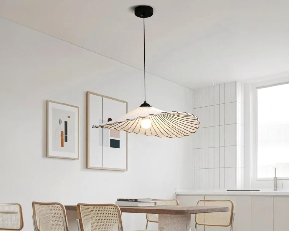 Suspension tissu nordique en forme de chapeau sur fond blanc