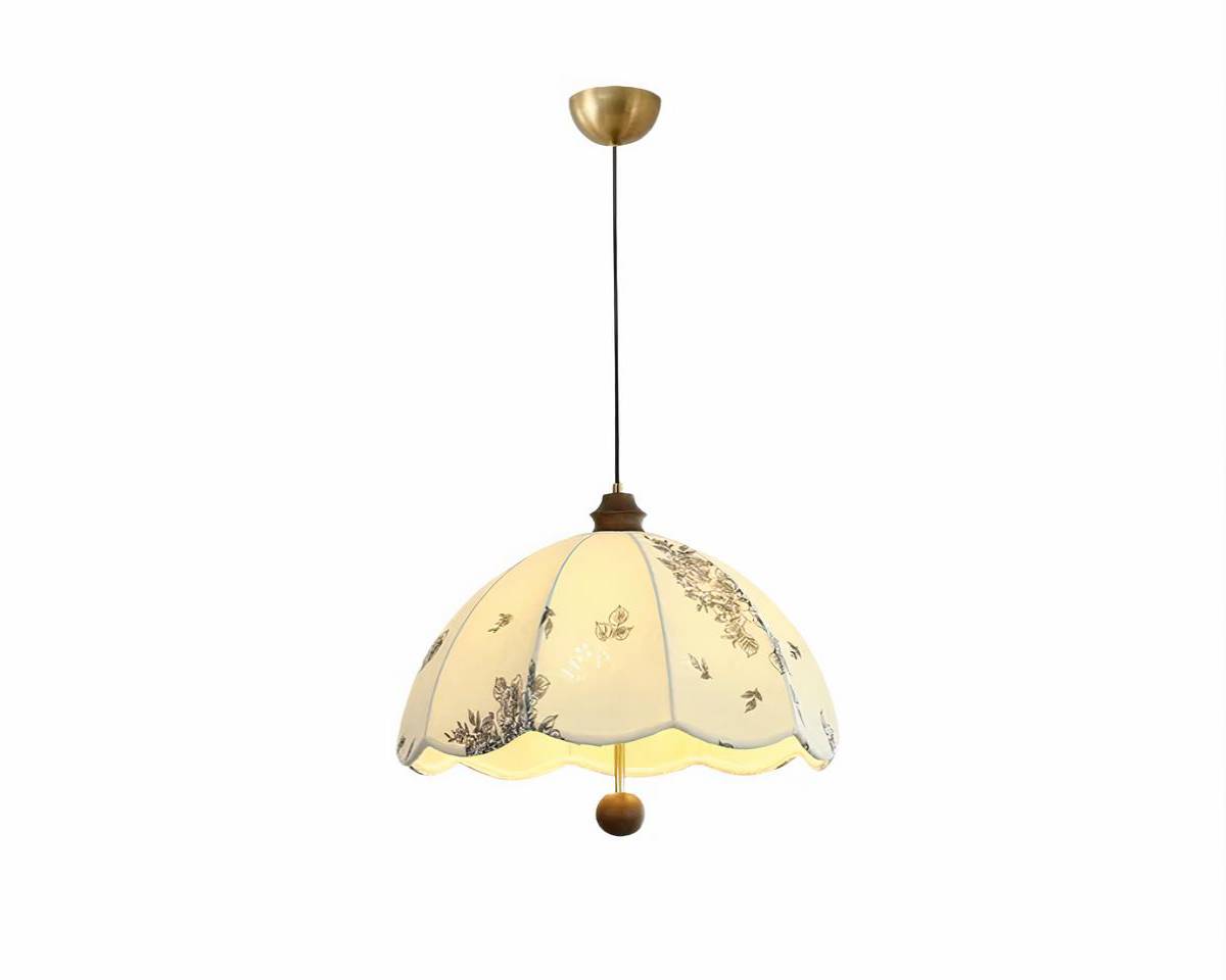 Suspension tissu vintage avec motif floral sur fond blanc