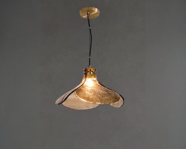 Suspension verre forme en pétale rétro, de couleur marron, allumée et suspendue. Fond gris foncé.