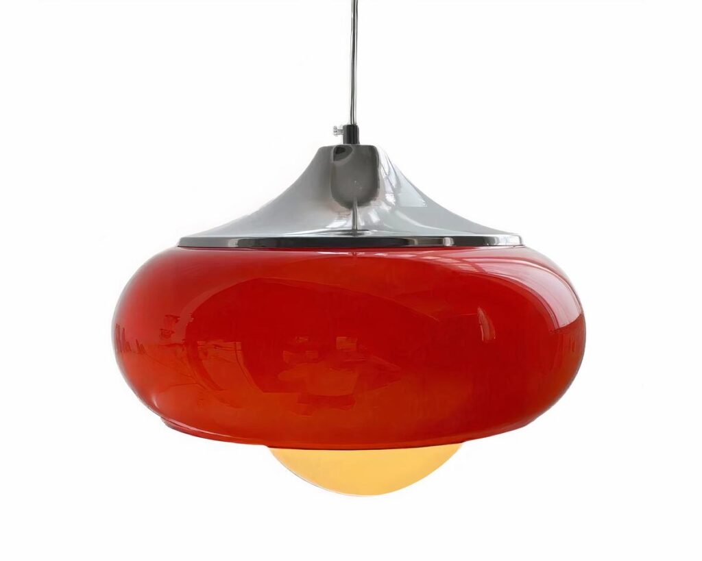 Suspension en verre rouge style vintage avec une forme arrondie.