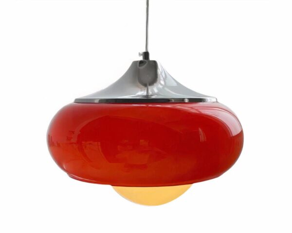 Suspension en verre rouge style vintage avec une forme arrondie.