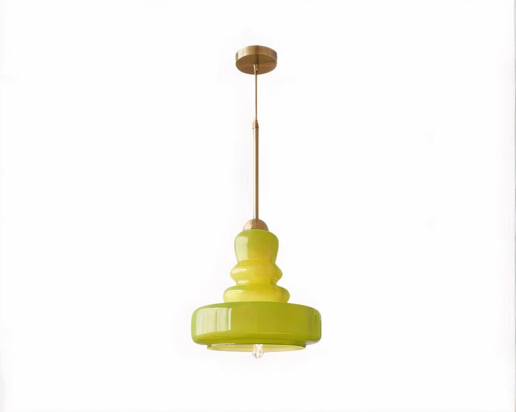 Suspension verre style vintage avec finition dorée sur fond blanc