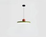 Suspension verte au design moderne sur fond gris