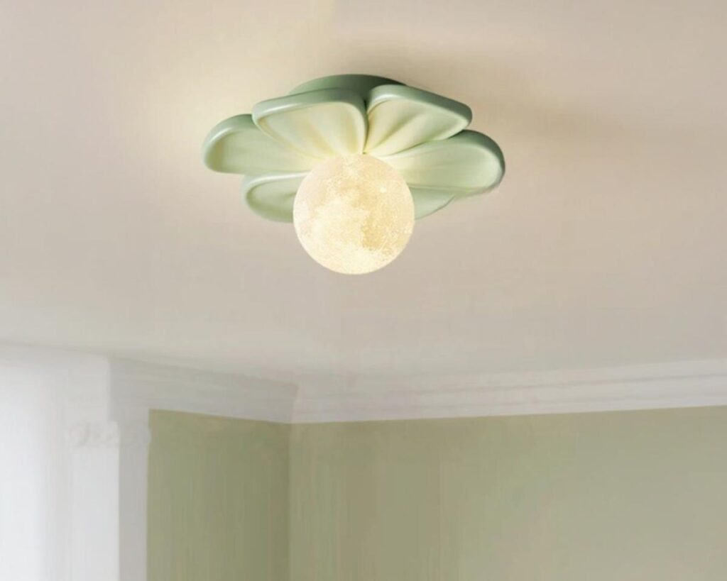 Suspension verte et moderne à pétales sur fond gris