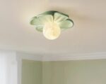 Suspension verte et moderne à pétales sur fond gris