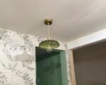 Suspension verte nordique en verre dans une pièce
