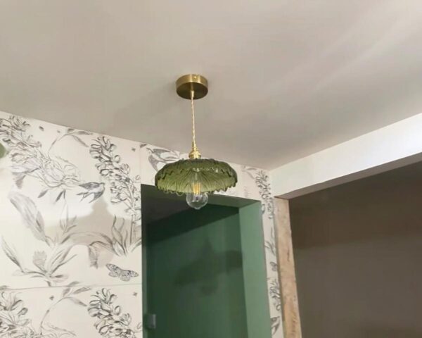 Suspension verte nordique en verre dans une pièce
