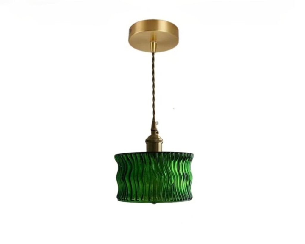 Suspension verte de style vintage en verre sur fond blanc