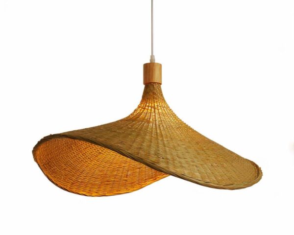 Suspension vintage en forme de chapeau sur fond blanc