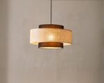 Suspension vintage et luxueuse en rotin sur fond gris