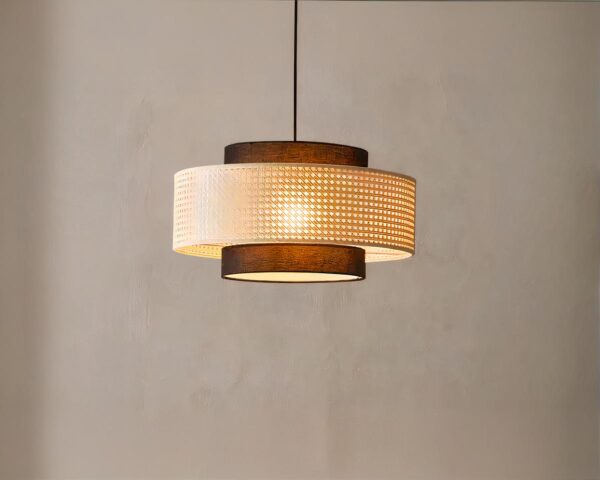 Suspension vintage et luxueuse en rotin sur fond gris