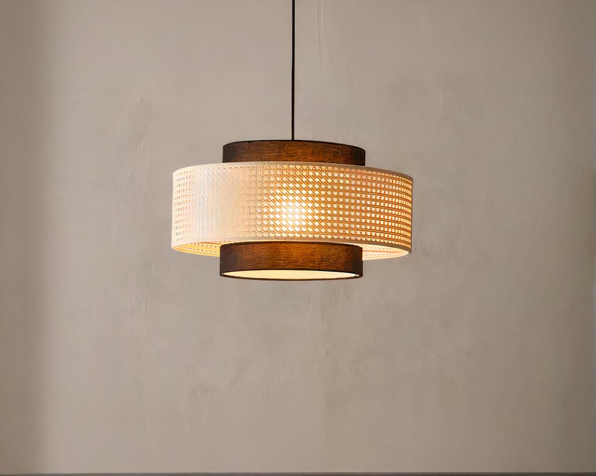 Suspension vintage et luxueuse en rotin sur fond gris