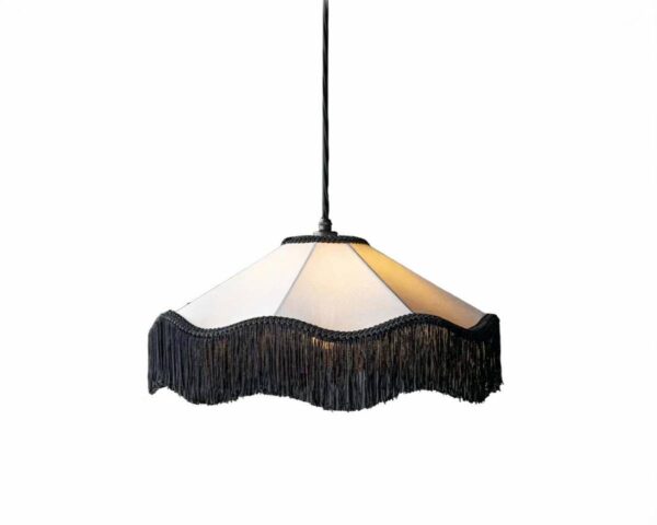 Suspension vintage style lustre à frange sur fond blanc