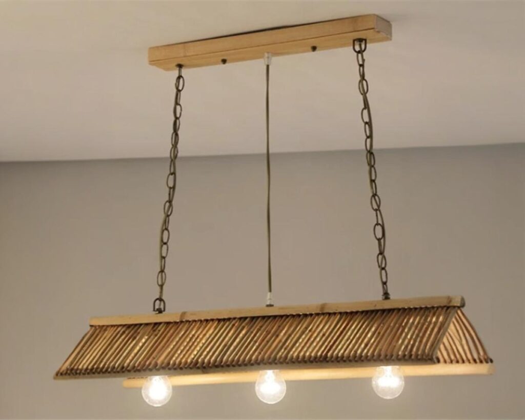 Suspension vintage et triangulaire en bambou sur fond gris
