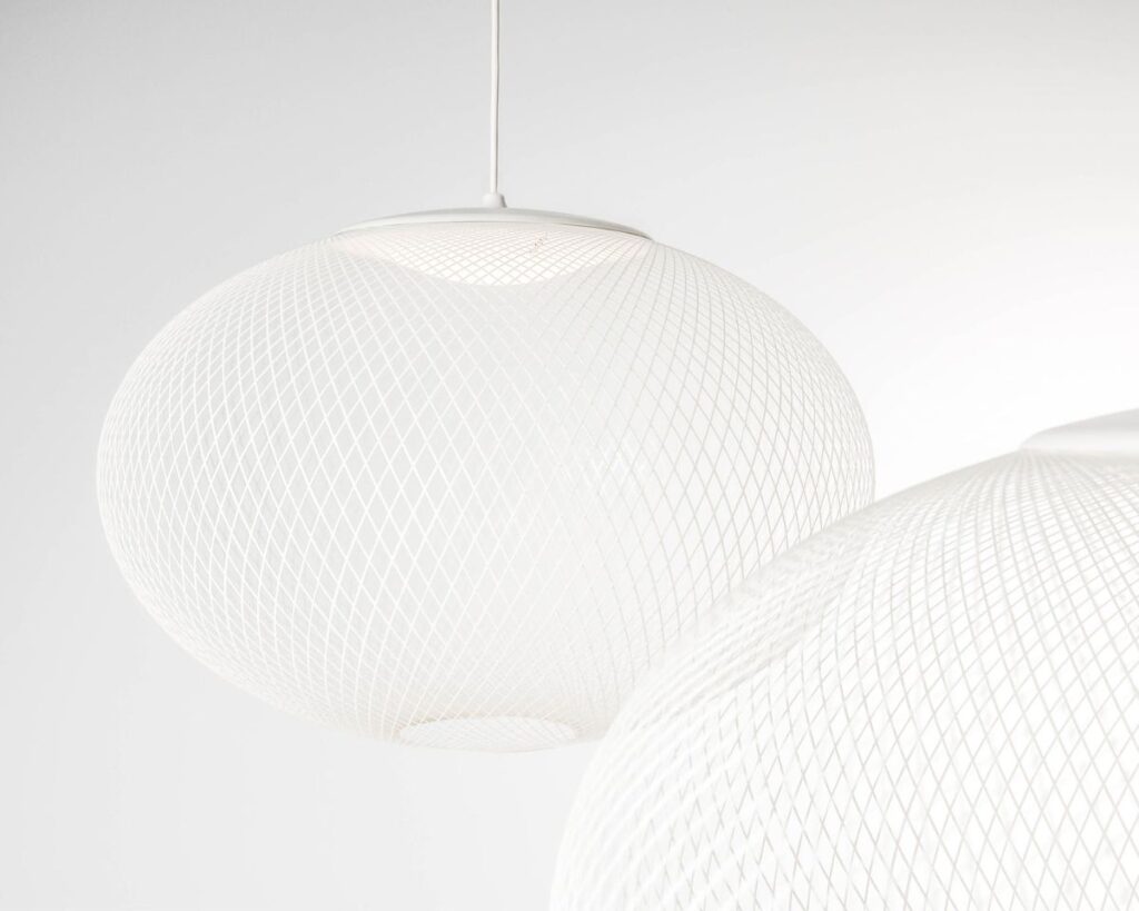 Lampe boule ajourée blanche, sur fond blanc