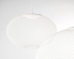 Lampe boule ajourée blanche, sur fond blanc