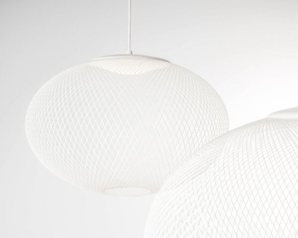 Lampe boule ajourée blanche, sur fond blanc