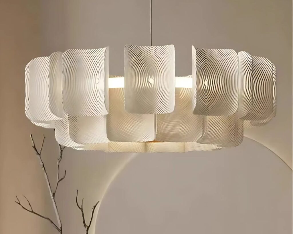 Suspension moderne style chandelier à lumière variable sur fond gris