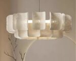 Suspension moderne style chandelier à lumière variable sur fond gris