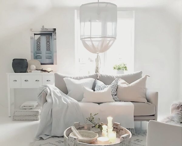 Suspension moderne en tissu blanc, suspendue dans un espace cocooning.