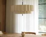 Suspension blanche en tissu, ondulée, au-dessus d'une table en bois