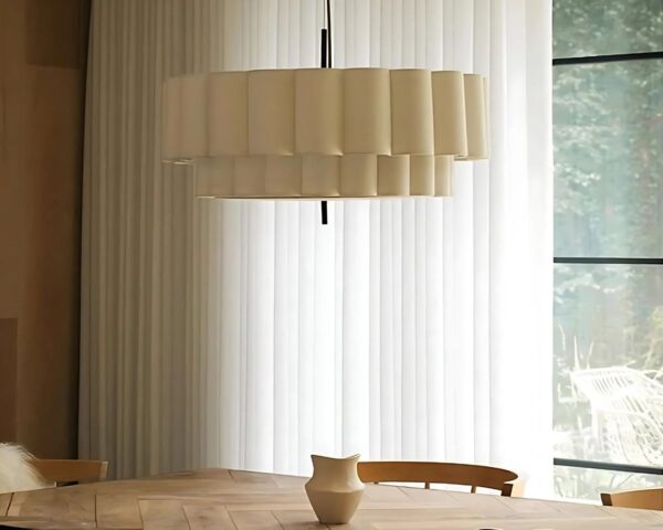 Suspension blanche en tissu, ondulée, au-dessus d'une table en bois