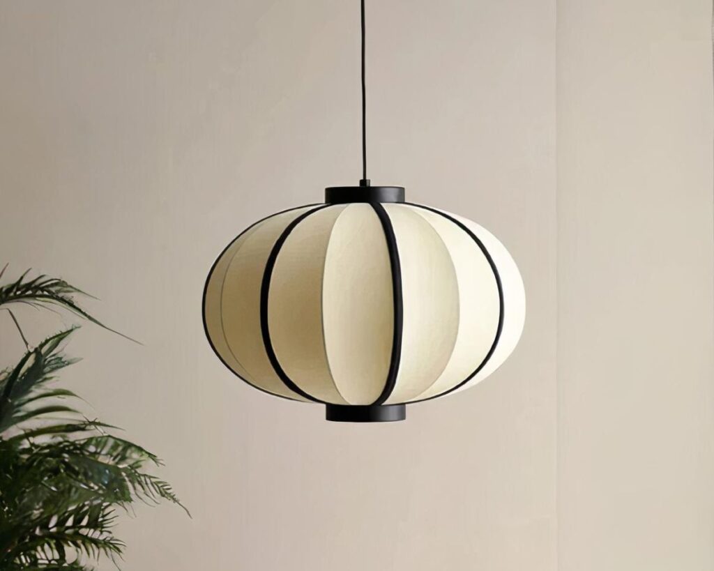 Suspension tissu rétro en forme ronde, de couleur beige et suspendue. Fond beige clair.