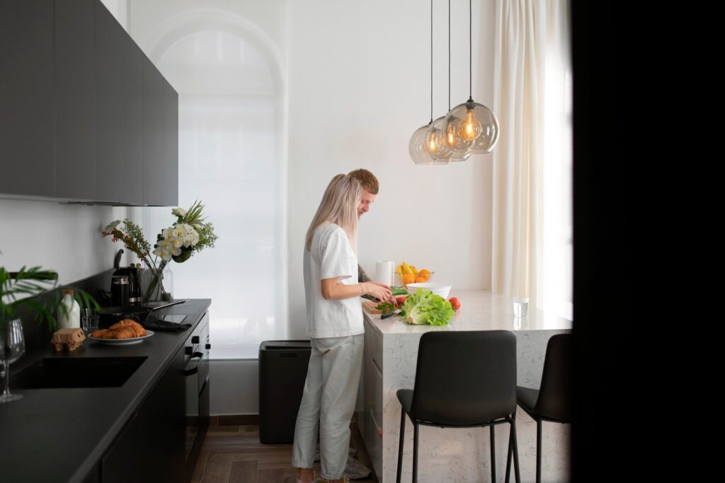 La suspension cuisine, l’éclairage indispensable Conseils et astuces couple home spending time together 23 2149185016