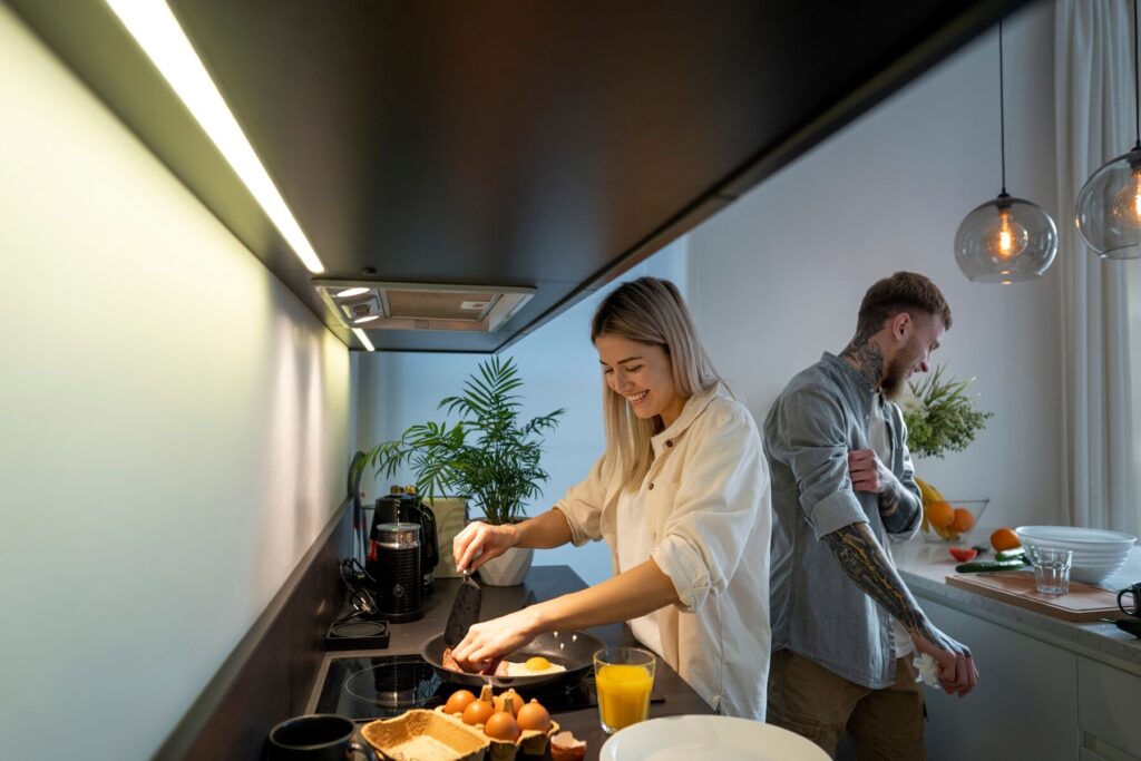 La suspension cuisine, l’éclairage indispensable Conseils et astuces couple home spending time together 23 2149185031