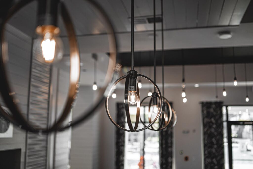 Éclairage et décoration : comment choisir une suspension industrielle ? Conseils et astuces selective focus shot modern lamp with light bulb inside building 181624 58123