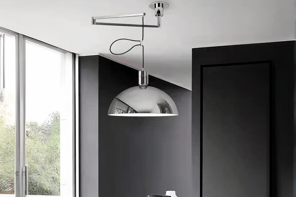 Suspension déportée argentée moderne et personnalisable allumée au-dessus d'une table à manger