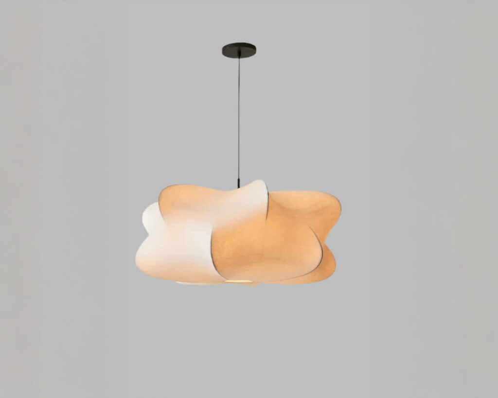 Suspension luminaire japandi courbes apaisantes blanche en soie sur fond uni gris