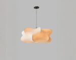 Suspension luminaire japandi courbes apaisantes blanche en soie sur fond uni gris