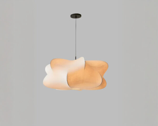 Suspension luminaire japandi courbes apaisantes blanche en soie sur fond uni gris