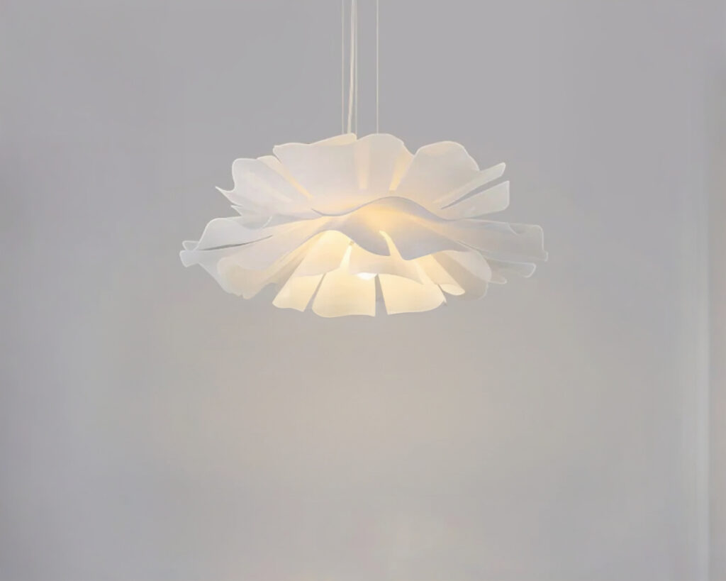 Suspension luminaire japandi en fleur sculptée blanche sur fond uni gris