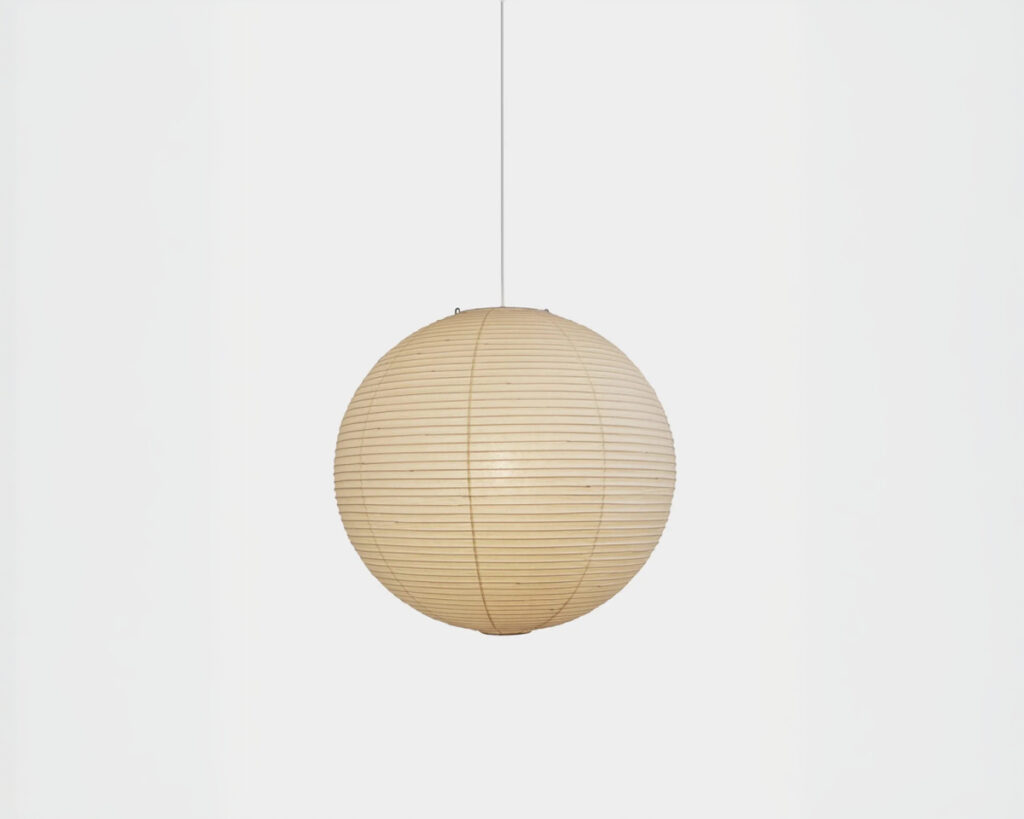 Suspension luminaire de style japandi en papier de riz de forme sphérique blanche sur fond uni gris