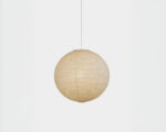 Suspension luminaire de style japandi en papier de riz de forme sphérique blanche sur fond uni gris