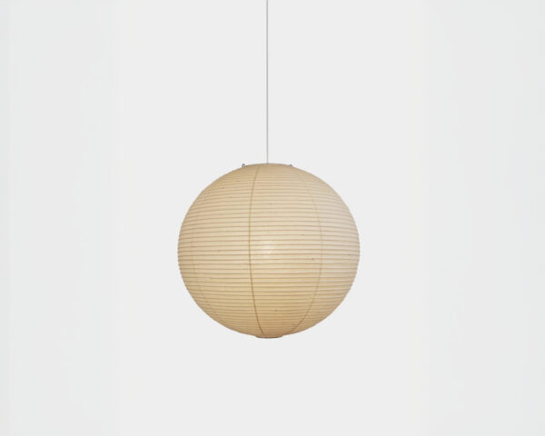 Suspension luminaire de style japandi en papier de riz de forme sphérique blanche sur fond uni gris