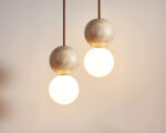 Suspension luminaire Japandi équilibre parfait en pierre et verre polie présentée en duo