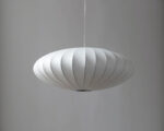 Suspension filaire Japandi en soie naturelle blanche de forme ronde sur fond uni gris