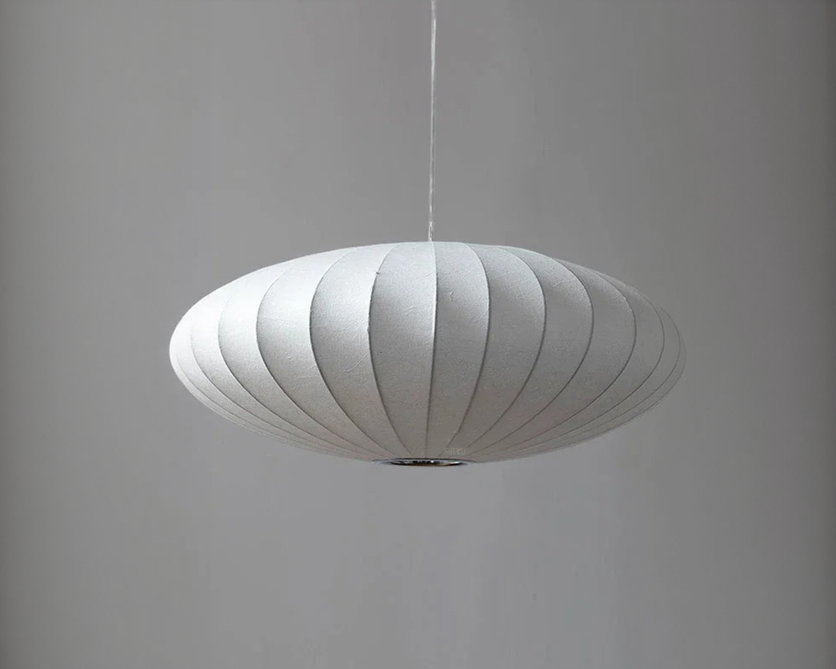 Suspension filaire Japandi en soie naturelle blanche de forme ronde sur fond uni gris