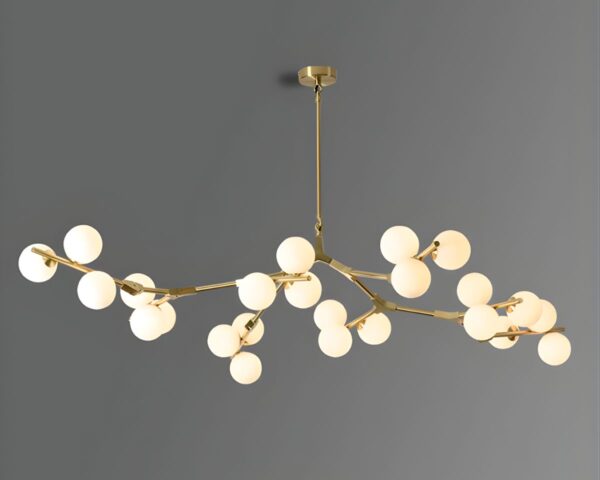 Suspension dorée façon branches avec plusieurs boules en verre lumineuses, sur fond gris.