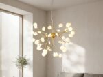 La suspension LED arborescente dorée au design moderne suspendue dans un salon clair et ensoleillé.