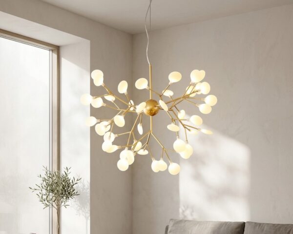 La suspension LED arborescente dorée au design moderne suspendue dans un salon clair et ensoleillé.