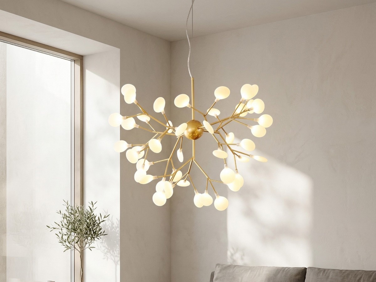 La suspension LED arborescente dorée au design moderne suspendue dans un salon clair et ensoleillé.