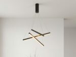 Notre suspension LED avec 3 barres croisées au design moderne, suspendue dans un lieu clair et ensoleillé.