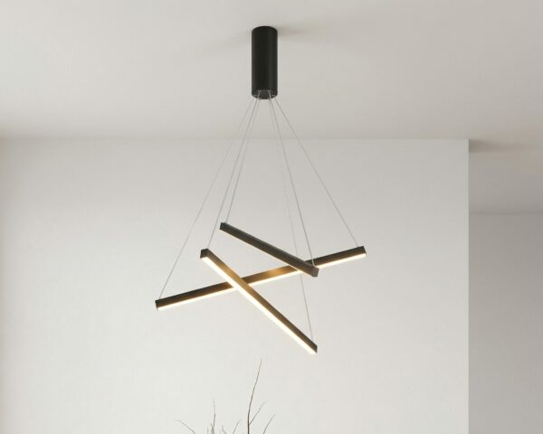 Notre suspension LED avec 3 barres croisées au design moderne, suspendue dans un lieu clair et ensoleillé.