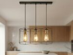 Notre suspension multiple au look industriel moderne en métal, équipée de trois ampoules E27 dans un environnement ensoleillé.