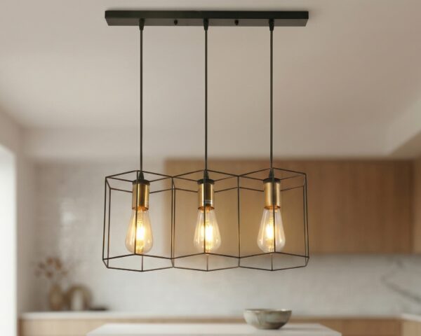 Notre suspension multiple au look industriel moderne en métal, équipée de trois ampoules E27 dans un environnement ensoleillé.