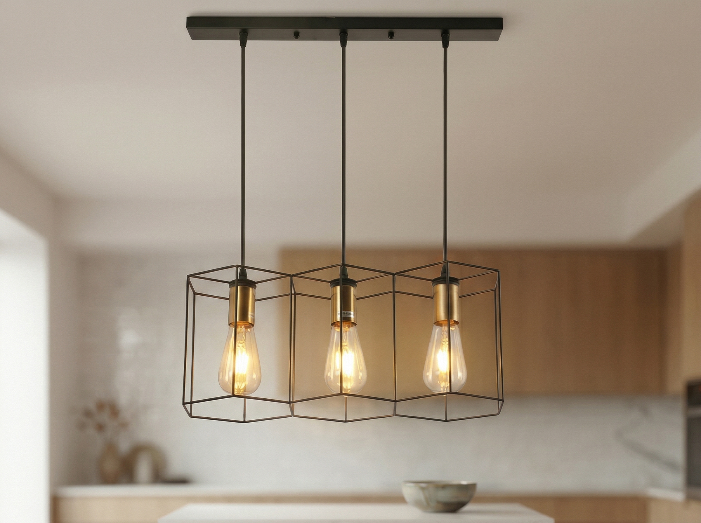 Notre suspension multiple au look industriel moderne en métal, équipée de trois ampoules E27 dans un environnement ensoleillé.